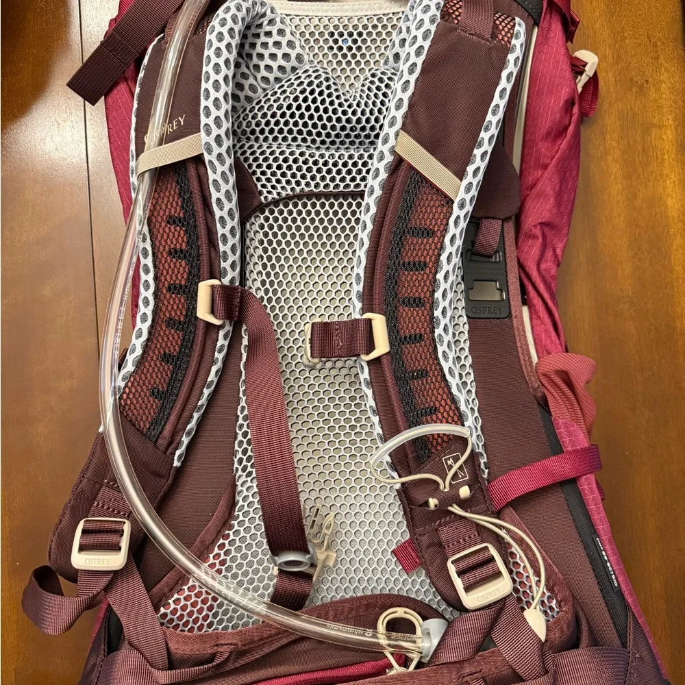 BRAND NEW Osprey Women's Sirrus 24L Elderberry Hiking Bag 2.5LRESERVOIR INCLUDED - Picture 2 of 8